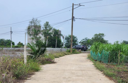 Cần bán lô đất nền thuộc xã Láng Dài, huyện đất đỏ 5x30 có 100m2 thổ cư giá 700tr